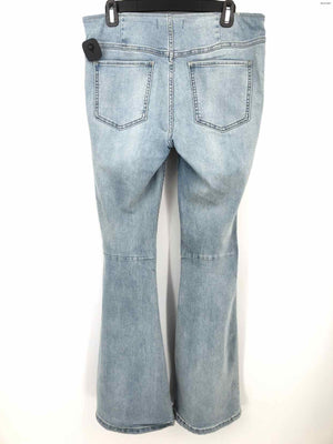 WE THE FREE by FREE PEOPLE Lt Blue Denim Mid-Rise Flare Size 30   (M) Jeans