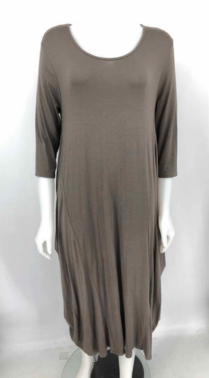 SAGA Taupe Made in Italy Long Half Sleeve Size MEDIUM (M) Dress