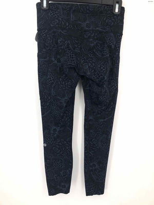 LULULEMON Blue Black Floral Legging Size 6  (S) Activewear Bottoms