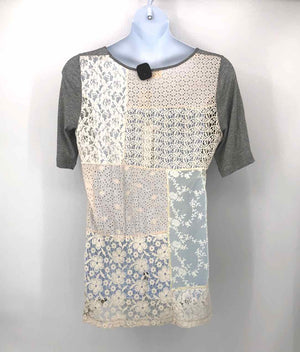 4 LOVE AND LIBERTY (JOHNNY WAS) Gray Beige Eyelet Size LARGE  (L) Top